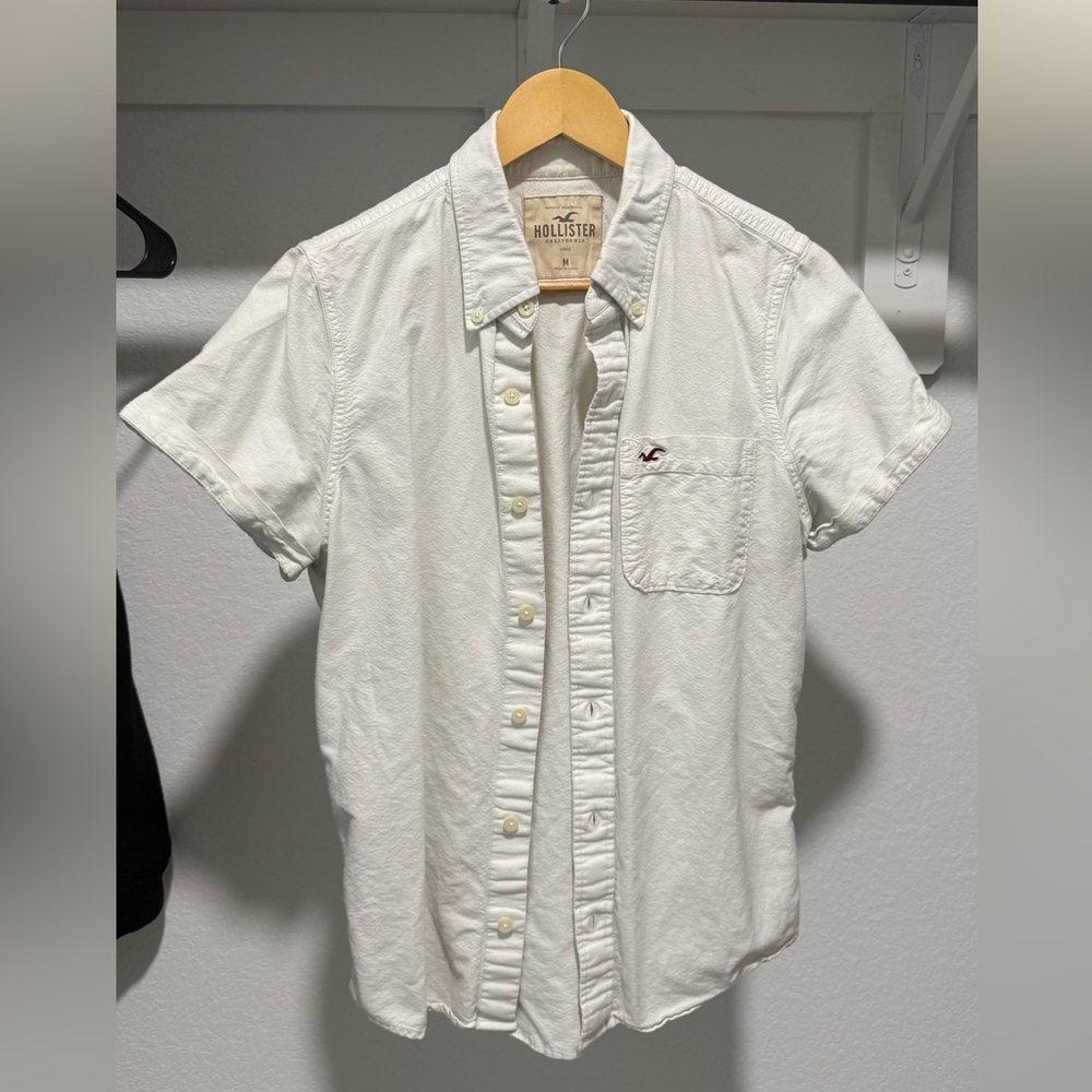 Hollister M button down